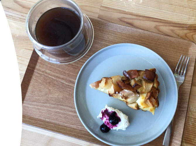 くまのみ堂焼菓子店 ホットコーヒー　りんごとクリームチーズのタルト