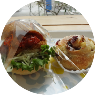ふらんす館 クランベリーとくるみ クリームチーズの酵母パン チキンカツバーガー(トマトソース)
