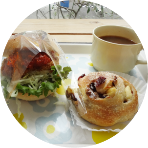 ふらんす館 クランベリーとくるみ クリームチーズの酵母パン チキンカツバーガー(トマトソース)