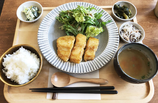 福ねこ食堂 Cランチ「白身魚のムニエル ガーリックバター醤油ソースセット」