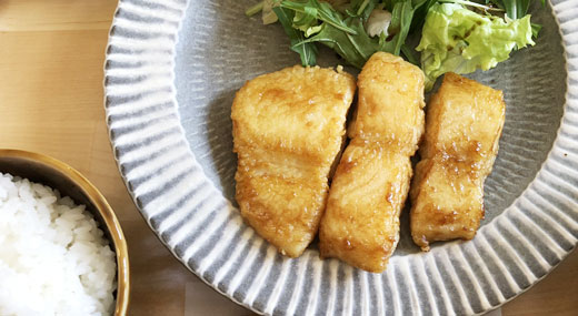 福ねこ食堂 Cランチ「白身魚のムニエル ガーリックバター醤油ソースセット」