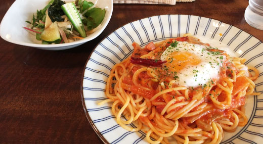 粉屋 真っ赤なカルボナーラ~まろやかトマトソースに温玉をのせて~