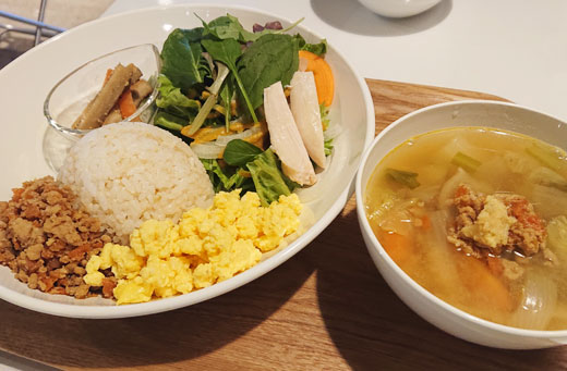 ベジフルキッチン 長浜店 (VegeFru Kitchen) そぼろ二色ごはんのスープ付きセット