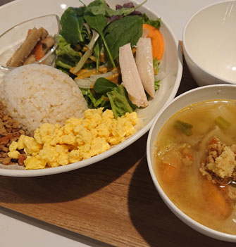 ベジフルキッチン 長浜店 （VegeFru Kitchen）　そぼろ二色ごはんのスープ付きセット