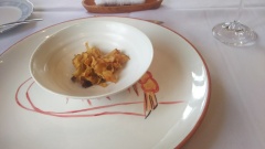 菊芋と自家製イノシシ生ハムのスナック、金柑のピュレ